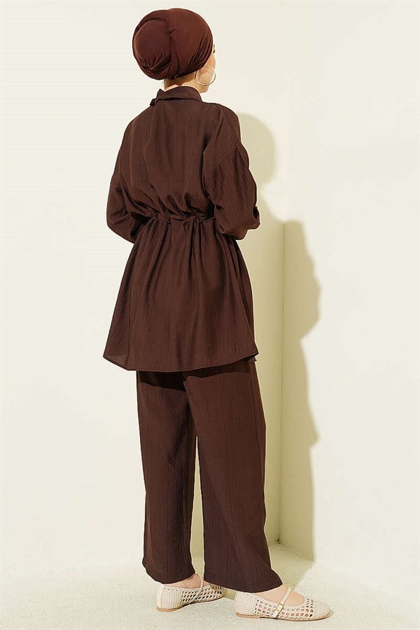 2 Piece Set with pocket flaps and waist tunnel, coffee color.