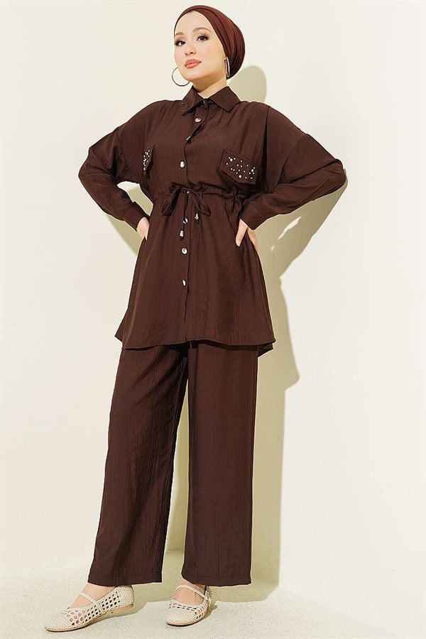 2 Piece Set with pocket flaps and waist tunnel, coffee color.