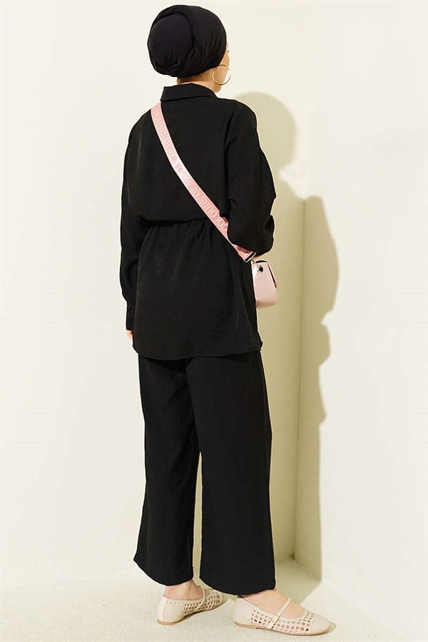 2 Piece Set with pocket flaps and waist tunnel, black.