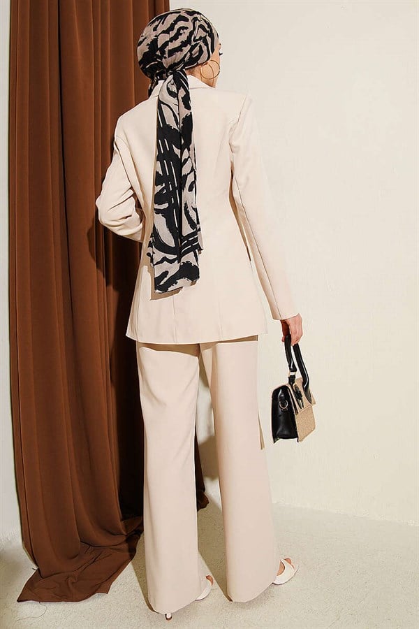 2 Piece Set with blazer jacket and pocket flaps, beige.
