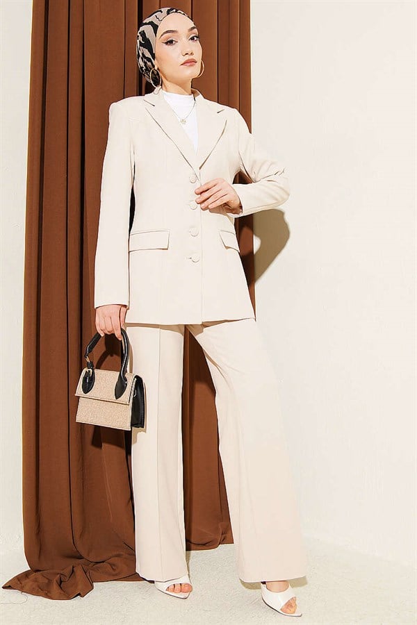 2 Piece Set with blazer jacket and pocket flaps, beige.