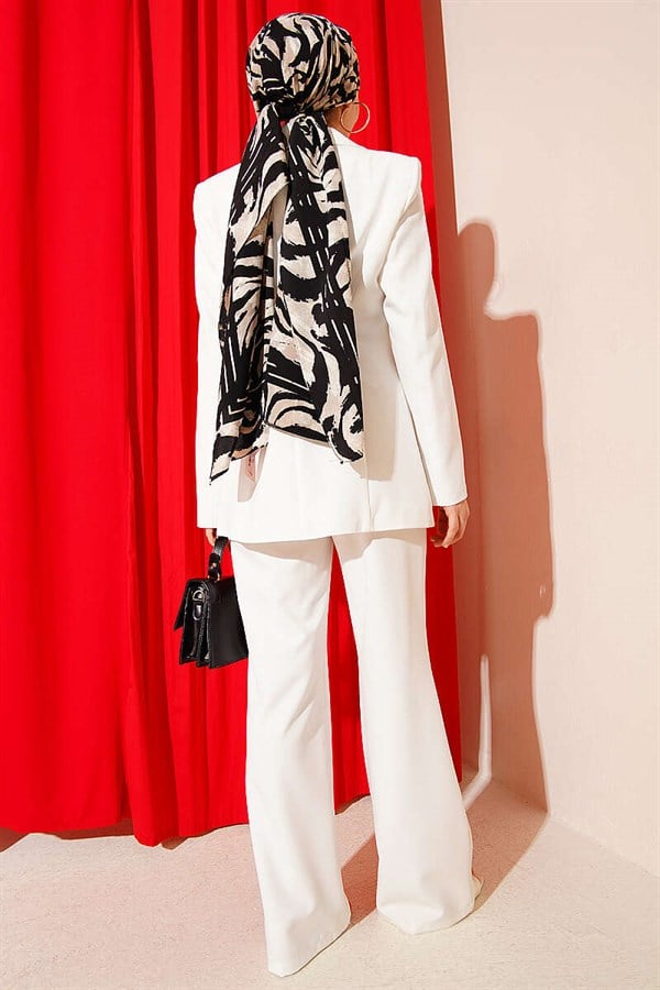 2 Piece Set with pocket flap blazer jacket, white.