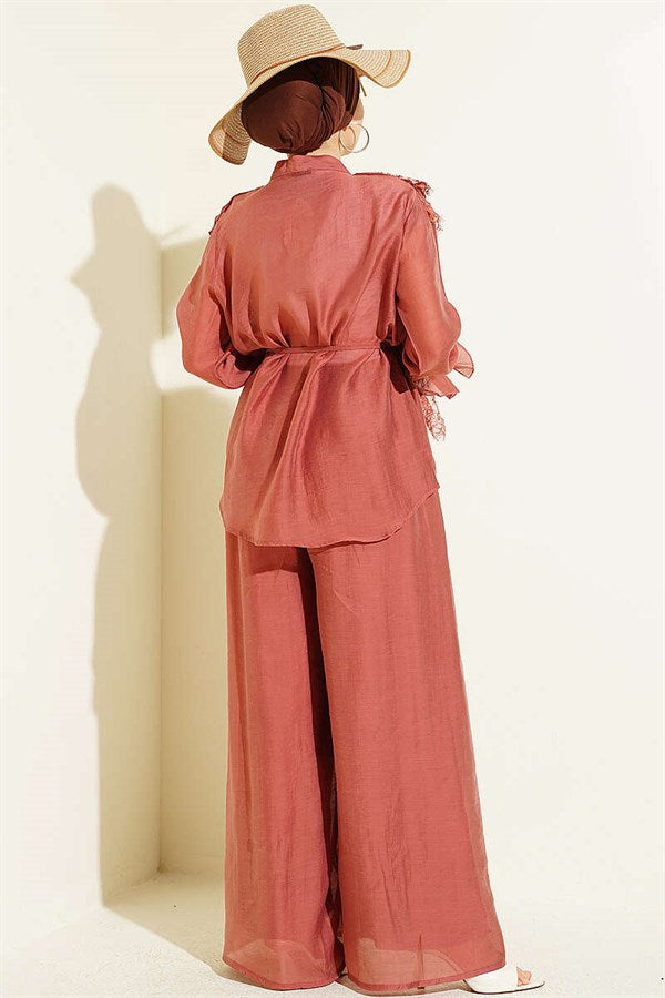 Loose-fitting 2 Piece Set with lace detailing, rose pink.
