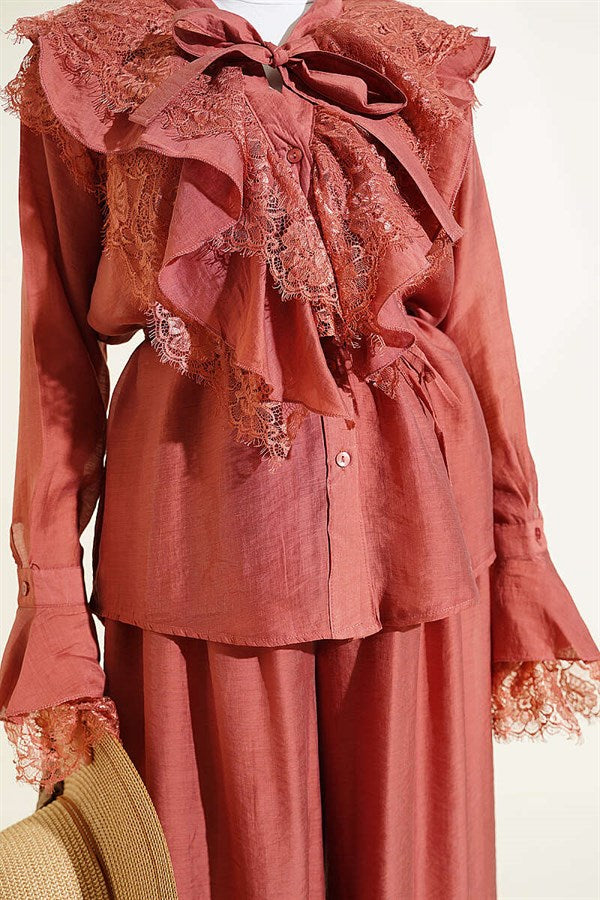 Loose-fitting 2 Piece Set with lace detailing, rose pink.