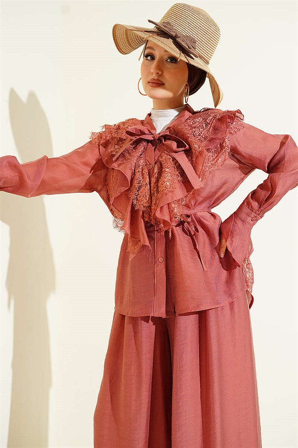 Loose-fitting 2 Piece Set with lace detailing, rose pink.