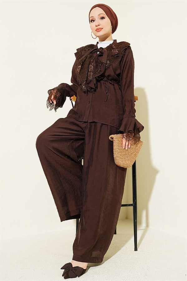 Loose-fitting 2 Piece Set with lace detailing, coffee color.