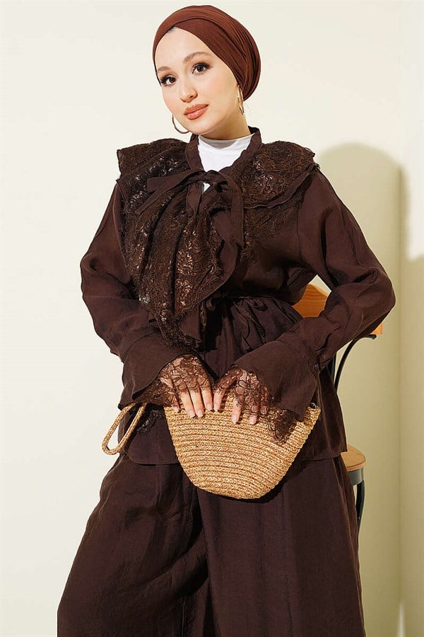 Loose-fitting 2 Piece Set with lace detailing, coffee color.