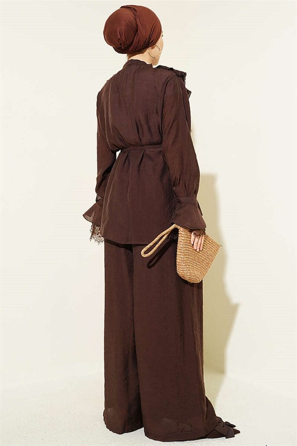 Loose-fitting 2 Piece Set with lace detailing, coffee color.