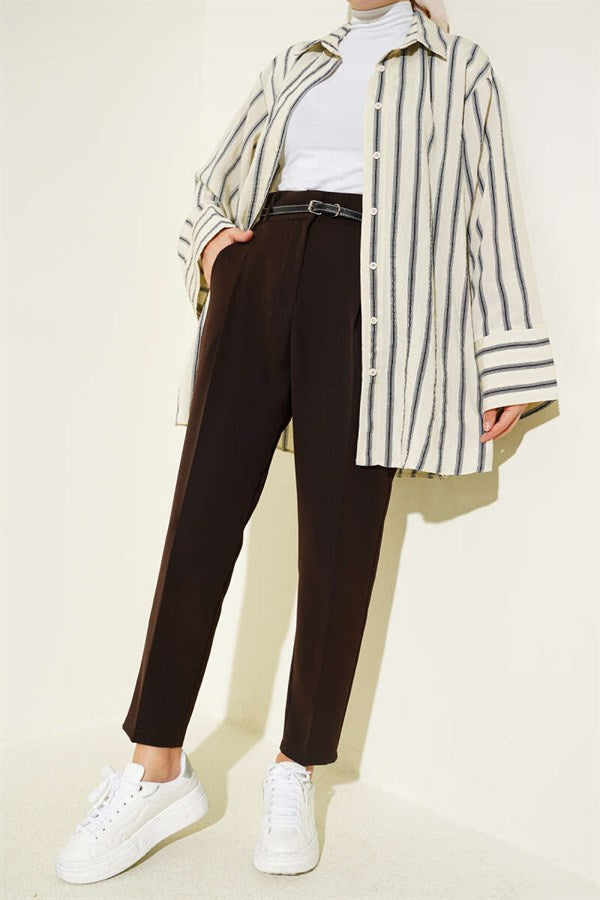 Slim-fit, darted, belted fabric trousers, brown.
