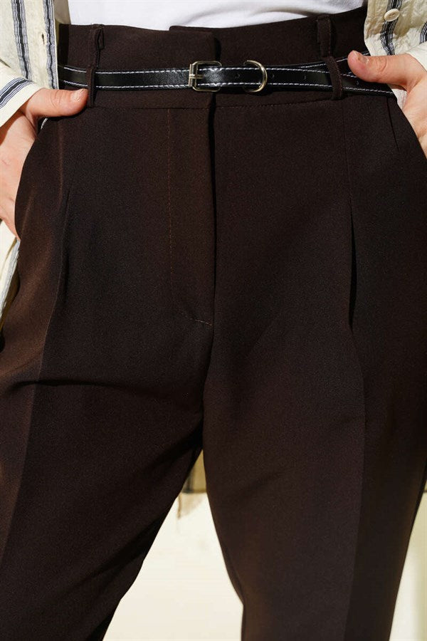 Slim-fit, darted, belted fabric trousers, brown.