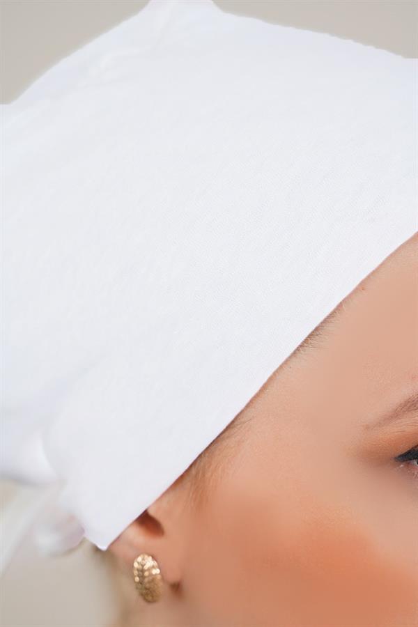 Seamless Model White Bonnet
