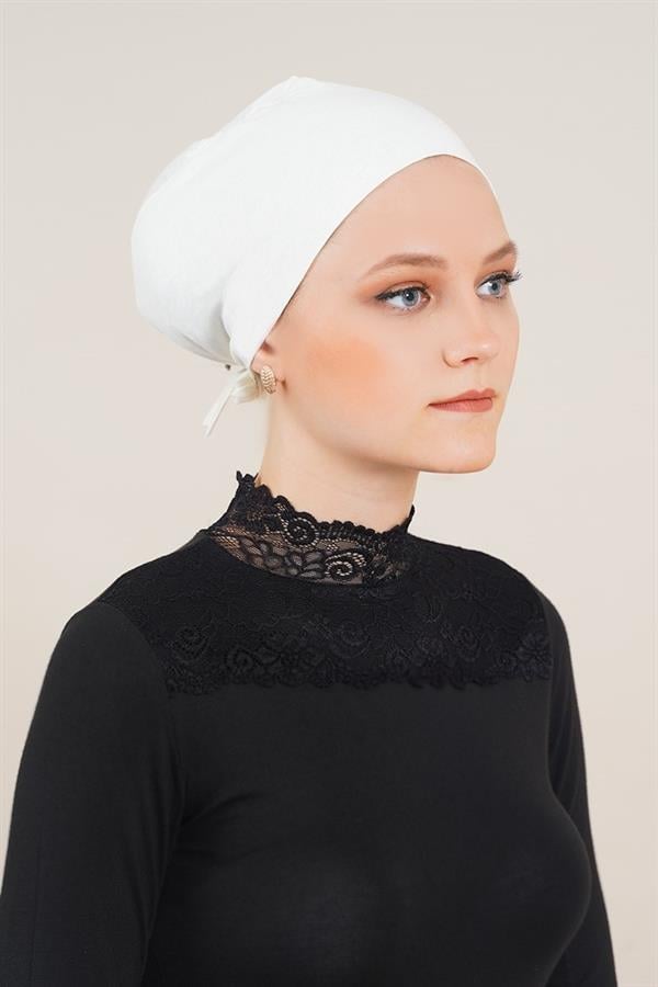 Seamless Model Cream Bonnet