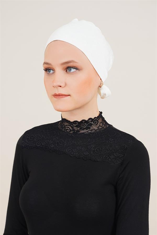 Seamless Model Cream Bonnet