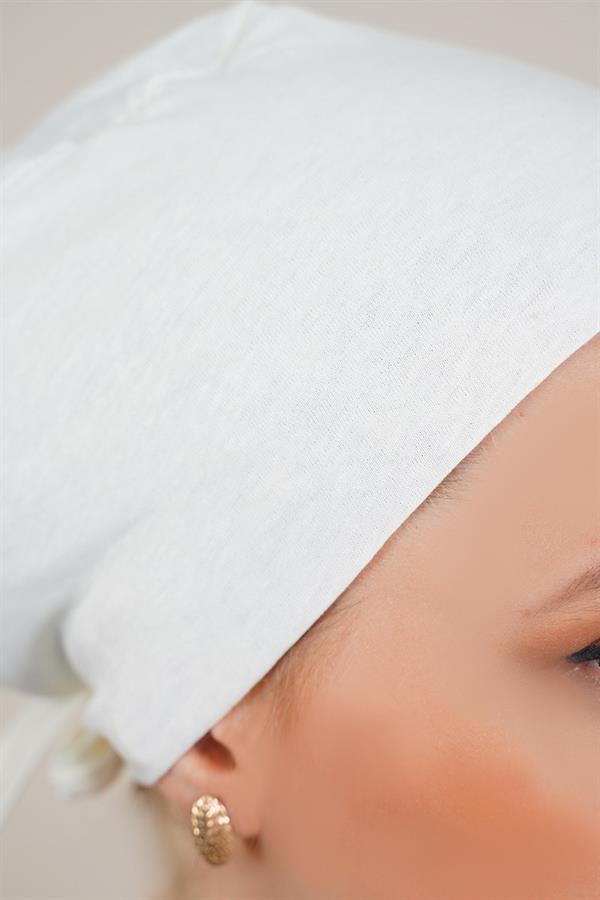Seamless Model Cream Bonnet