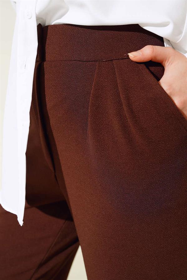 Buttoned Pleated Trousers Brown