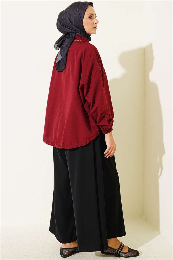 Loose-fitting shirt with tunnel hem, burgundy.