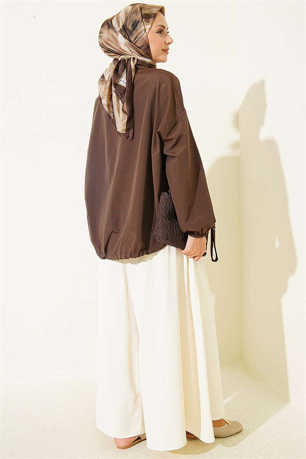Loose-fitting shirt with tunnel hem, brown.
