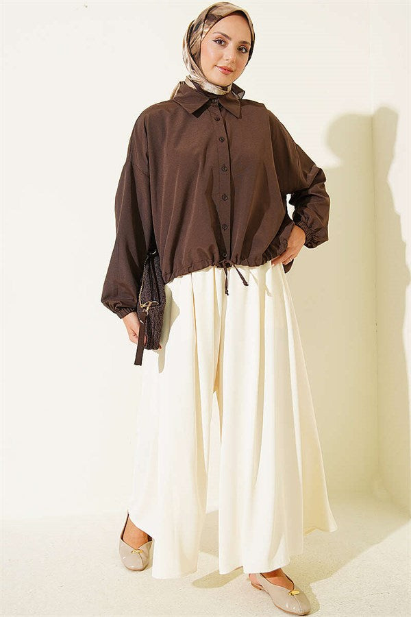 Loose-fitting shirt with tunnel hem, brown.