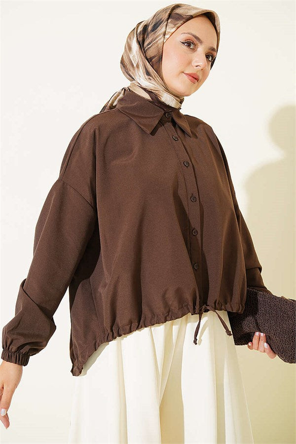 Loose-fitting shirt with tunnel hem, brown.