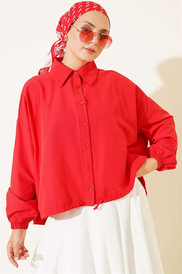 Loose-fitting shirt with tunnel hem, red.