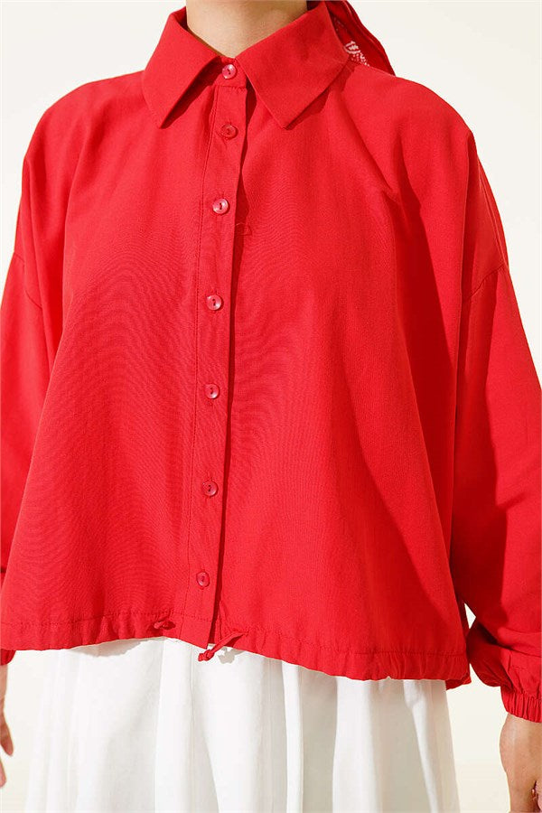 Loose-fitting shirt with tunnel hem, red.