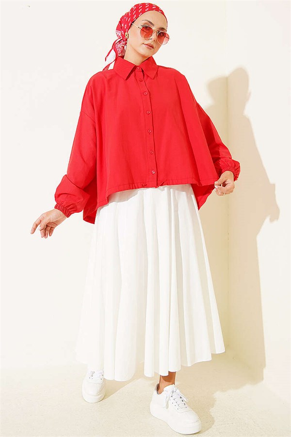 Loose-fitting shirt with tunnel hem, red.