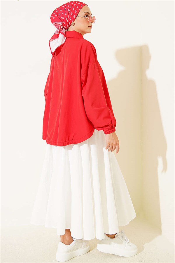 Loose-fitting shirt with tunnel hem, red.