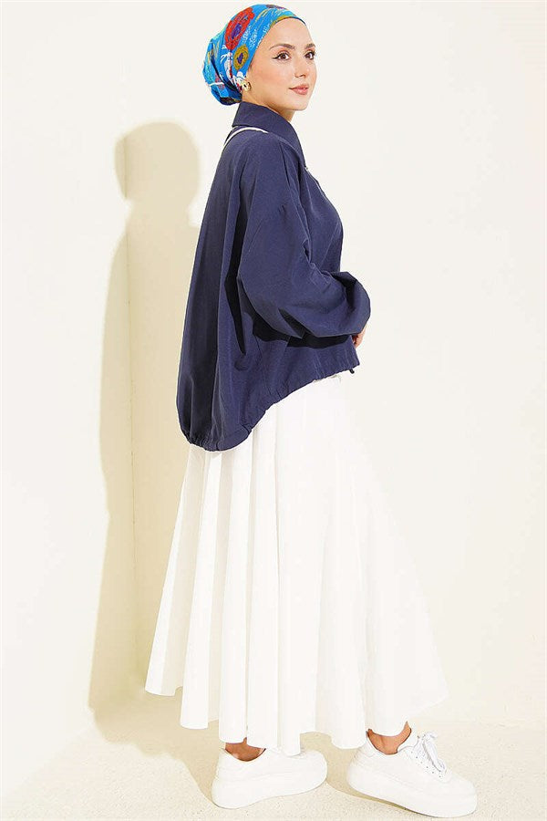 Loose-fitting shirt with tunnel hem, navy blue.