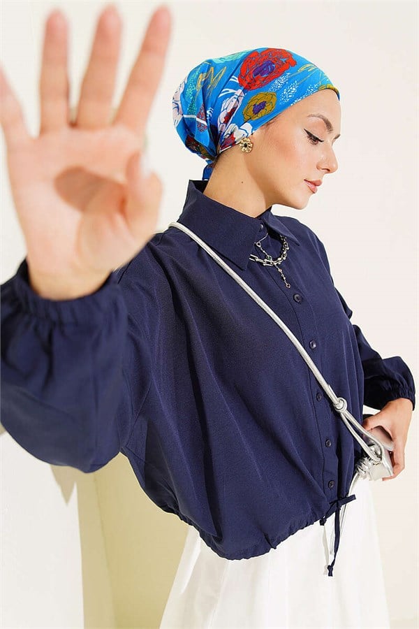 Loose-fitting shirt with tunnel hem, navy blue.