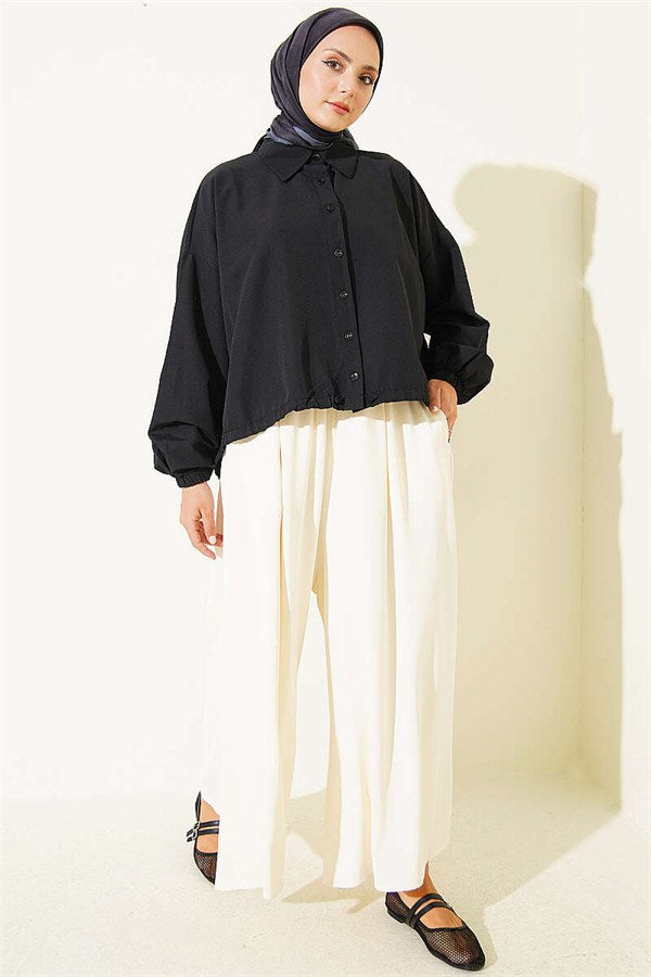 Loose-fitting shirt with tunnel hem, black.