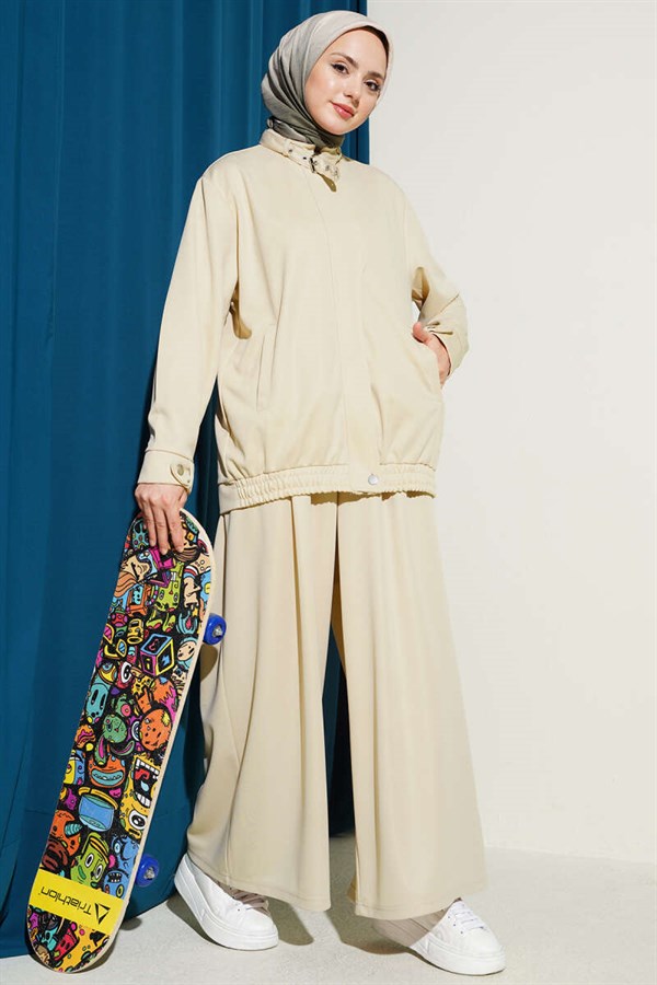 Loose-fitting 2 Piece Set with zippered pockets, beige.
