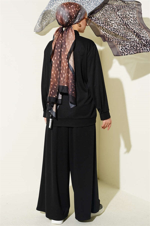 Loose-fitting 2 Piece Set with zippered pockets, black.