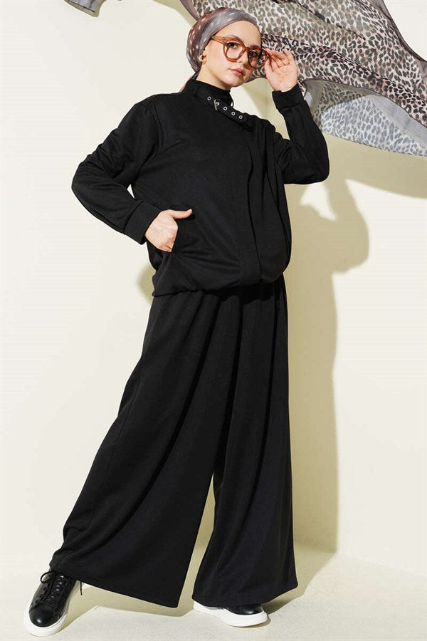 Loose-fitting 2 Piece Set with zippered pockets, black.