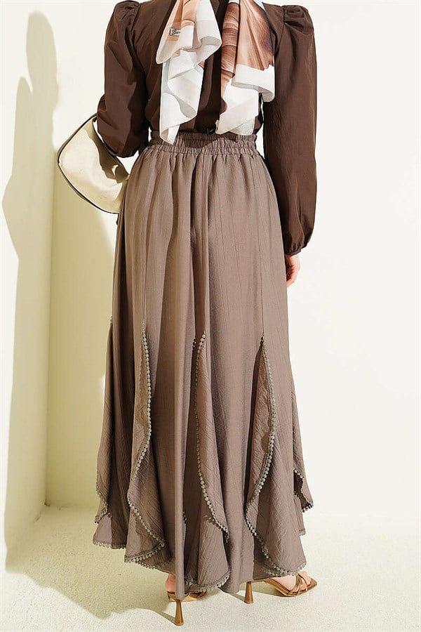 Mink-colored skirt with ruffle detail and elasticated waist.