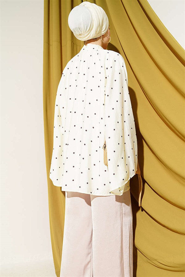 Loose-fitting tunic with wide sleeves and polka dots, yellow.