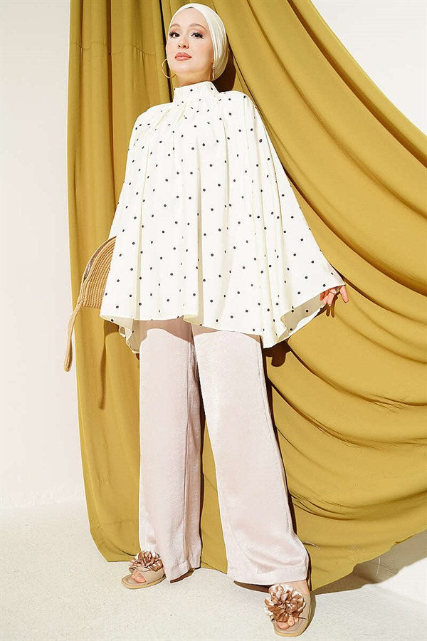 Loose-fitting tunic with wide sleeves and polka dots, yellow.