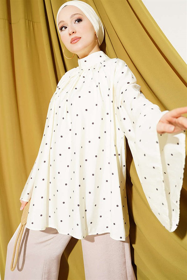 Loose-fitting tunic with wide sleeves and polka dots, yellow.