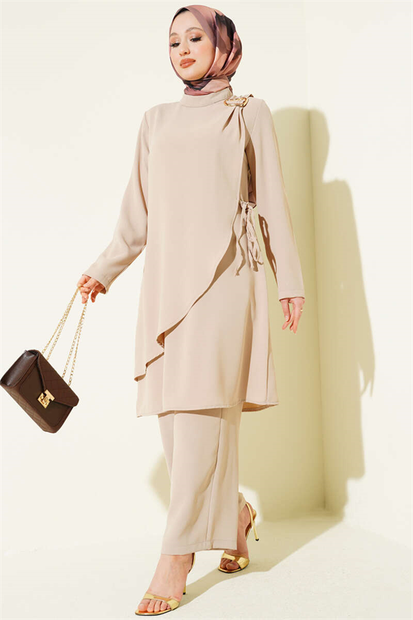 2 Piece Set with gold accessories and tie closure, beige.