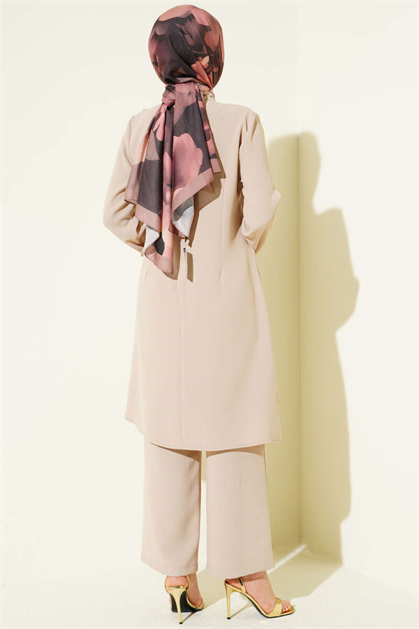 2 Piece Set with gold accessories and tie closure, beige.
