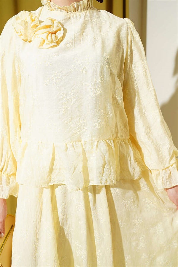 2 Piece Set with ruffled skirt and rose accessories, yellow.