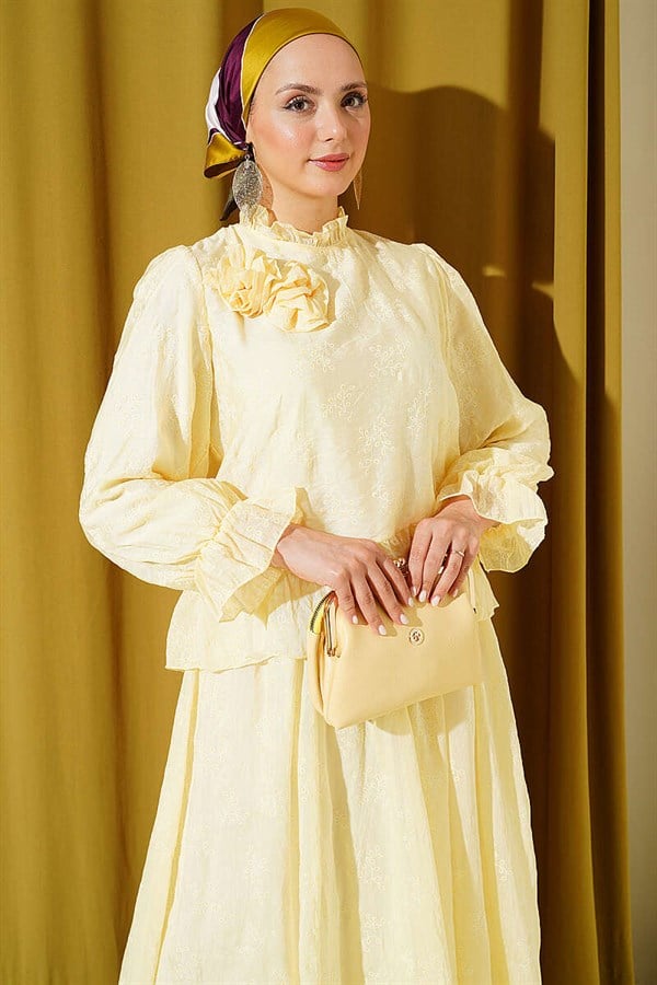 2 Piece Set with ruffled skirt and rose accessories, yellow.