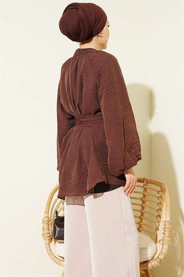 Self-belted tunic with rose brooch, brown.