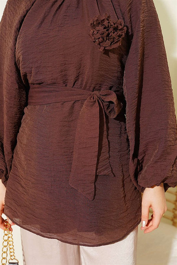 Self-belted tunic with rose brooch, brown.