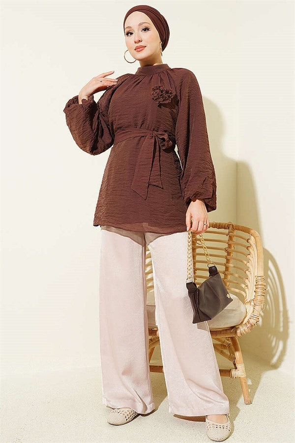 Self-belted tunic with rose brooch, brown.