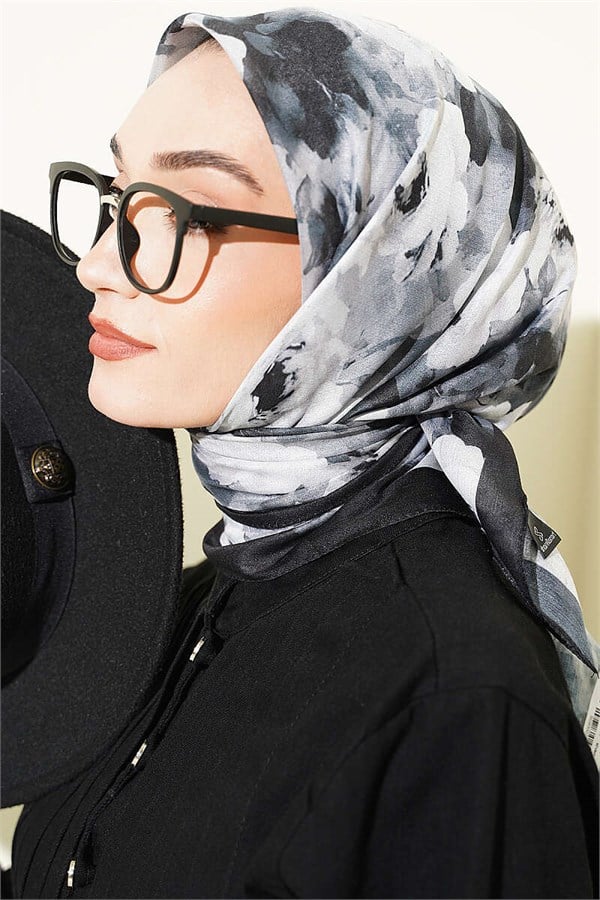 Rose Patterned Soft Scarf Black