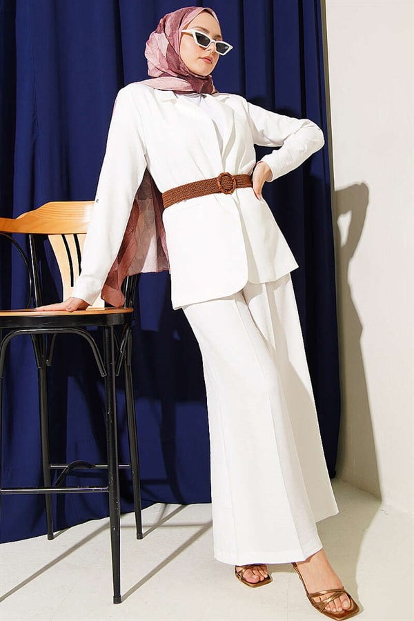 2 Piece Set with straw belt and jacket, ecru.