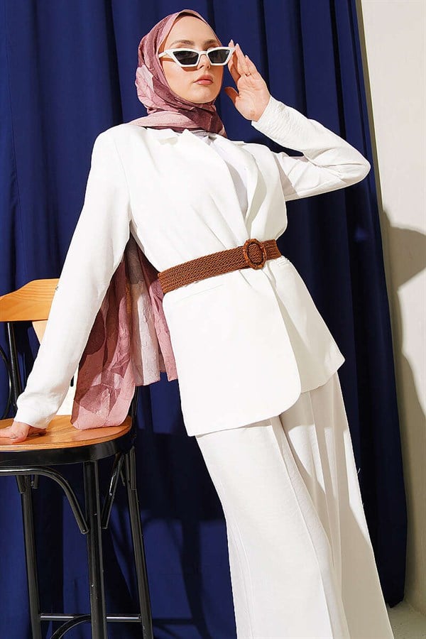 2 Piece Set with straw belt and jacket, ecru.