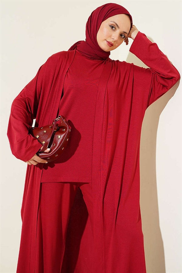 Loose-fitting 3 Piece Set suit in burgundy.