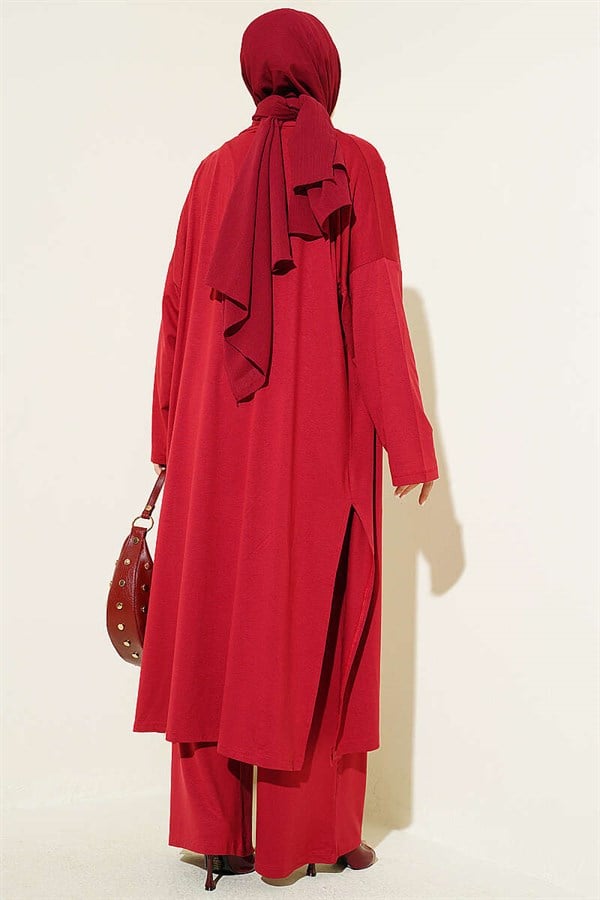 Loose-fitting 3 Piece Set suit in burgundy.