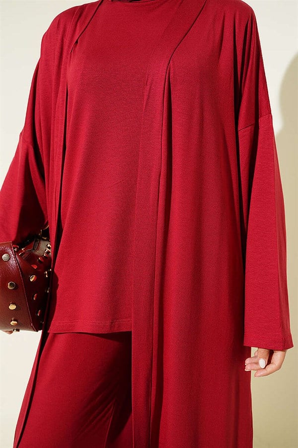 Loose-fitting 3 Piece Set suit in burgundy.